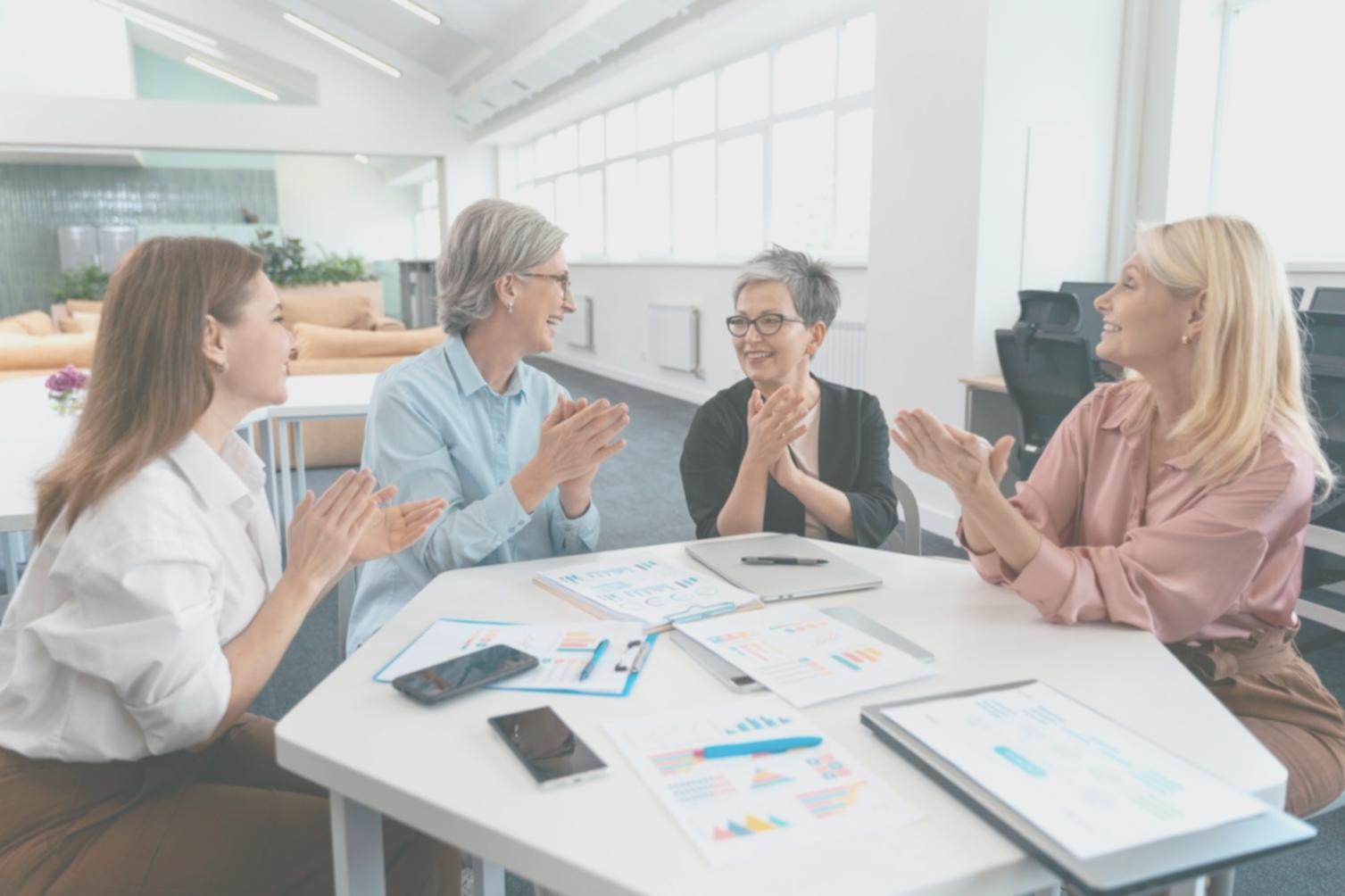 Experto en finanzas personales durante una sesión de formación